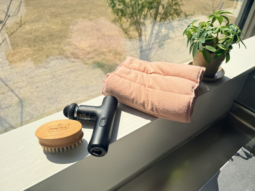 セルフケアで使用しているグッズの紹介画像でドクターエアのマッサージガンとハーブパッド
