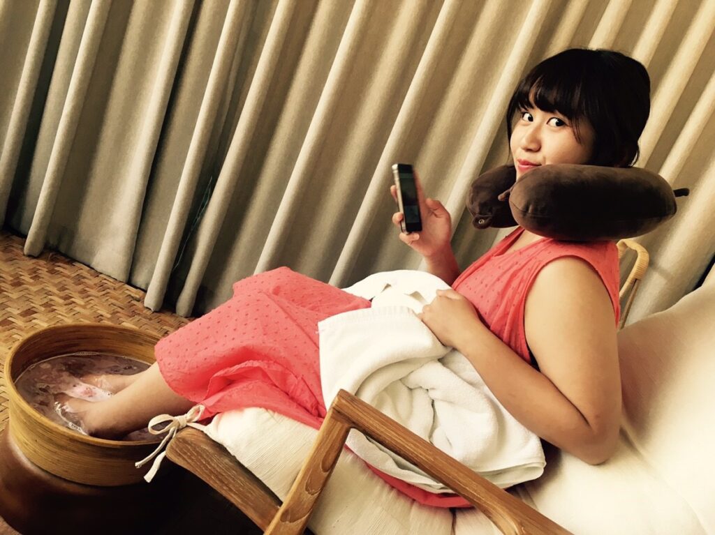 タイ古式マッサージの前の足浴をしいている女性