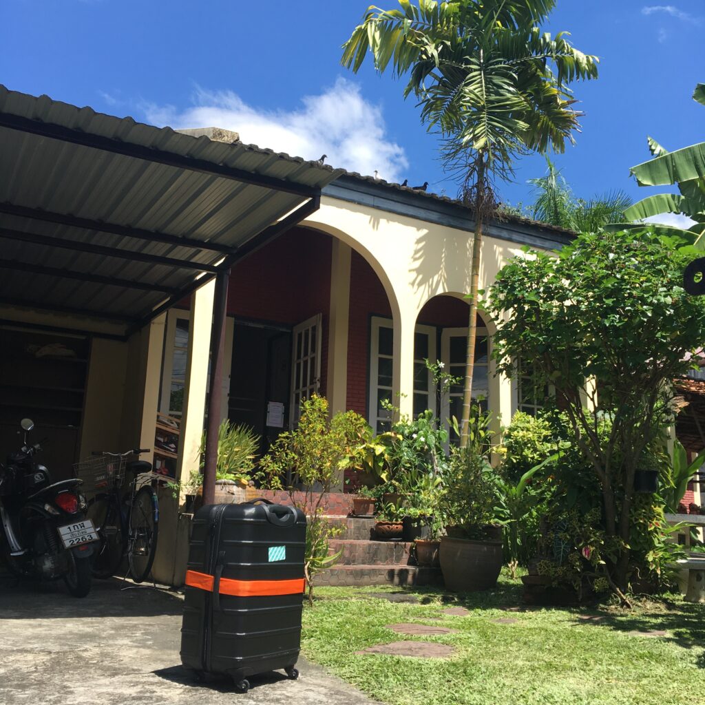 タイ古式マッサージの留学に行ったときの学生寮に荷物を運んでいる