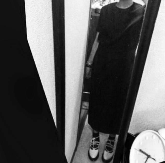 コムデギャルソンのワンピースを着ている女性